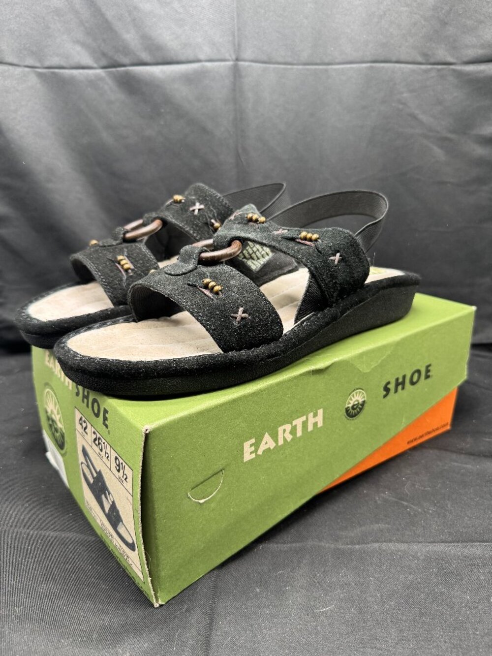 New in Box Women's Earth Shoes Black Bradley Sandles Size 9.5